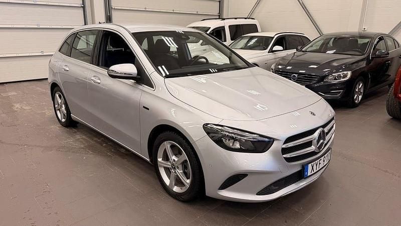 Iridium silver metallic Begagnad 2021 Mercedes B250 Minibuss | 267 900 kr (Marknadspris) - Bild 1/4