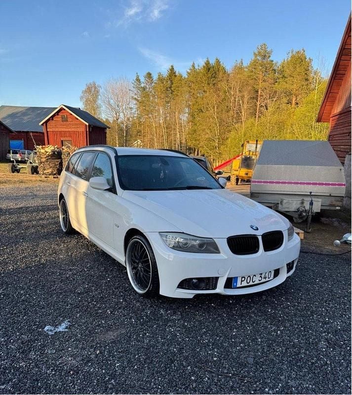 Vit Begagnad 2011 BMW 318 M Sport Kombi | 69 900 kr (Bra pris) - Bild 1/4