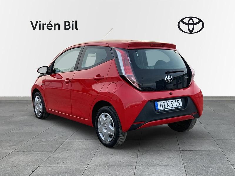 Begagnad Toyota Aygo X-play 69 HK (50 kW) 2017 Röd Halvkombi