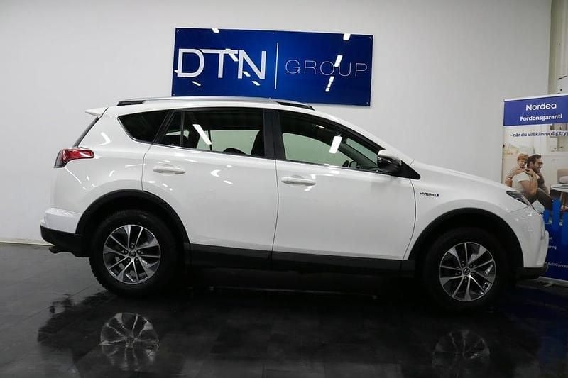 Vit Begagnad 2018 Toyota RAV4 Hybrid Active SUV | 219 000 kr (Lite dyr) - Bild 1/4