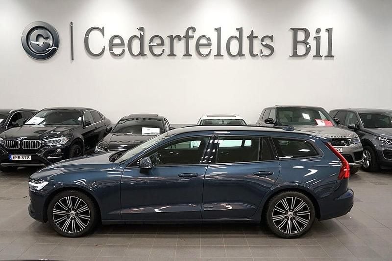 Mörkblå (blå) Begagnad 2019 Volvo V60 Momentum Kombi | 239 900 kr (Bra pris) - Bild 1/4