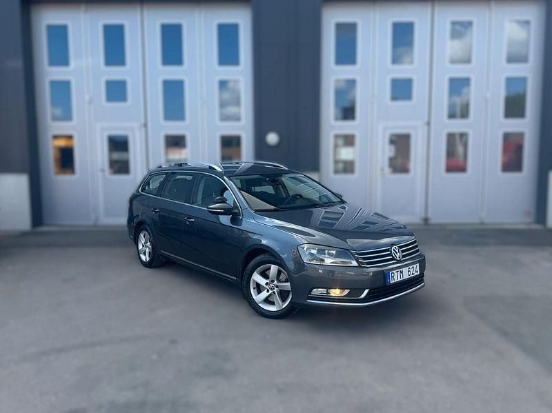 Ljusgrå (grå) Begagnad 2011 VW Passat Kombi | 59 999 kr (Marknadspris) - Bild 1/4