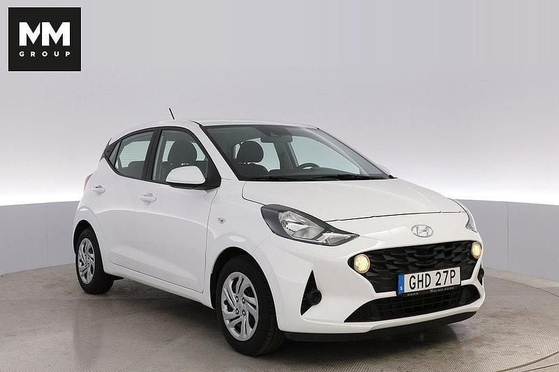 Vit Begagnad 2022 Hyundai i10 Essential Halvkombi | 139 000 kr (Marknadspris) - Bild 1/4