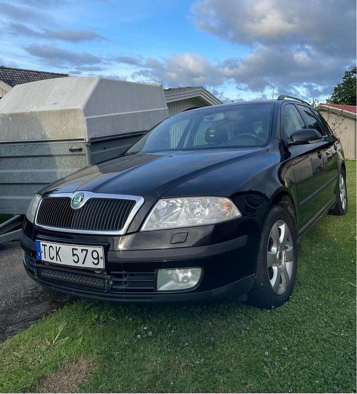 Svart Begagnad 2008 Skoda Octavia Kombi | 15 000 kr (Superpris) - Bild 1/4