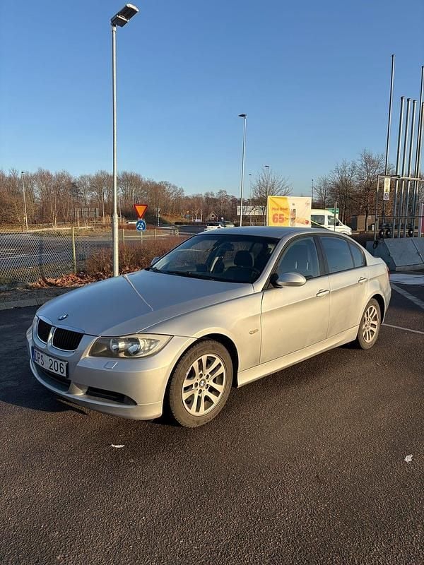 Begagnad BMW 318 143 HK (105 kW) 2008 Sedan