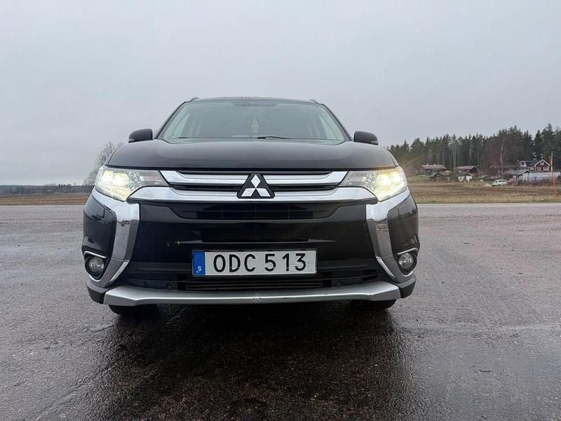 Begagnad Mitsubishi Outlander 150 HK (110 kW) 2016 Svart SUV
