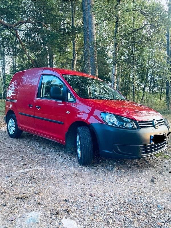 Röd Begagnad 2014 VW Caddy Minibuss | 40 000 kr (Superpris) - Bild 1/4
