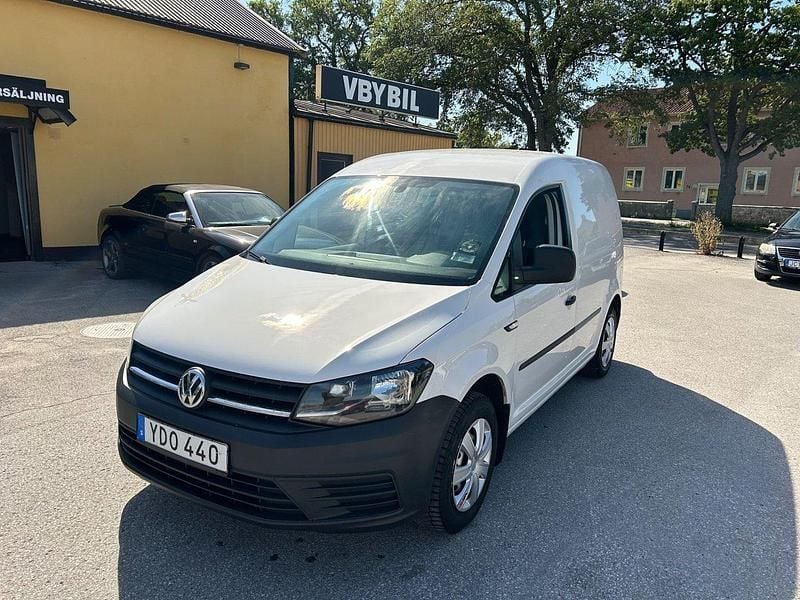 Vit Begagnad 2016 VW Caddy Minibuss | 99 000 kr (Marknadspris) - Bild 1/4