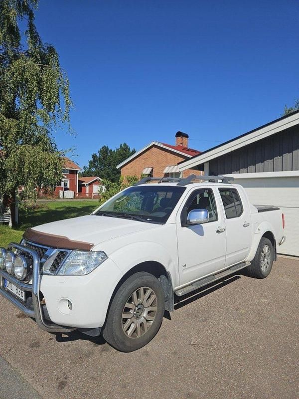 Vit Begagnad 2013 Nissan Navara Pickup | 160 000 kr (Dyr) - Bild 1/4