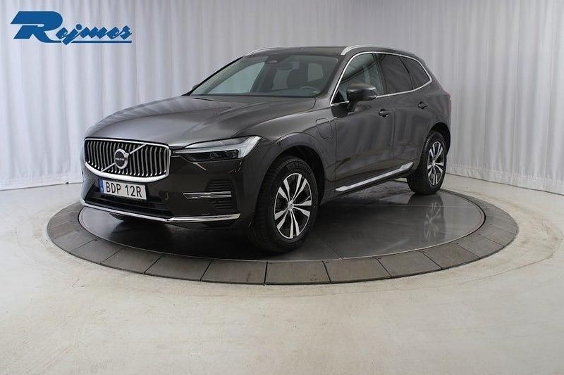 Grå Begagnad 2024 Volvo XC60 Core SUV | 489 900 kr (Marknadspris) - Bild 1/4