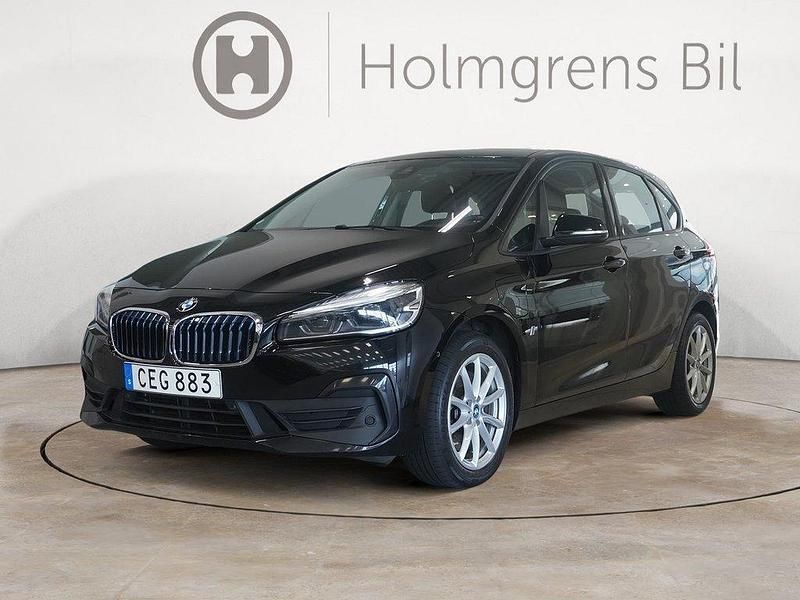 Svart Begagnad 2018 BMW 225 Active Tourer iPerformance Minibuss | 169 000 kr (Marknadspris) - Bild 1/4