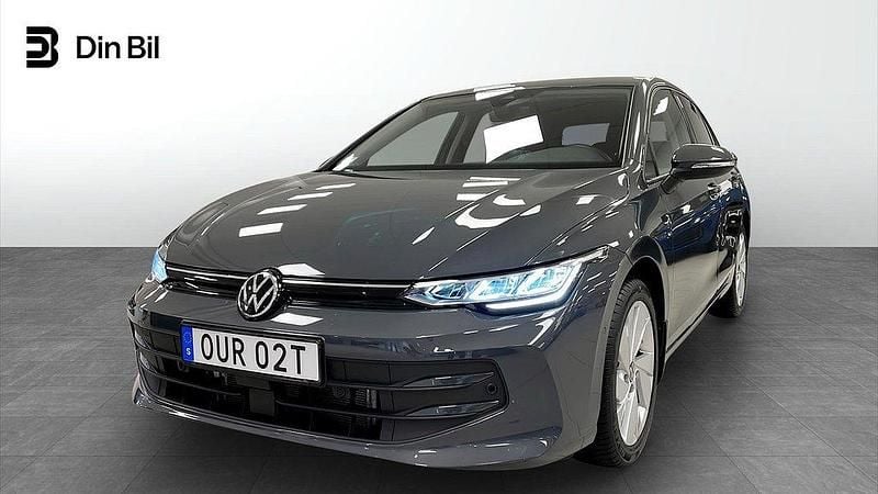 Mörkgrå (dolphin grey metallic) Begagnad 2025 VW Golf VIII Life Kombi | 319 900 kr (Marknadspris) - Bild 1/4