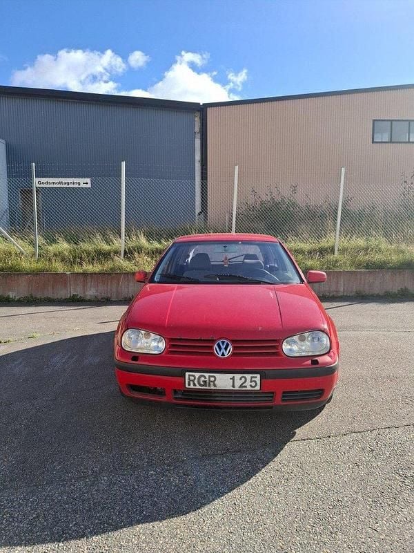 Röd Begagnad 2000 VW Golf IV Trendline Halvkombi | 14 000 kr (Bra pris) - Bild 1/4