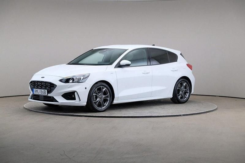 Vit Begagnad 2022 Ford Focus ST-Line Sedan | 159 000 kr - Bild 1/4