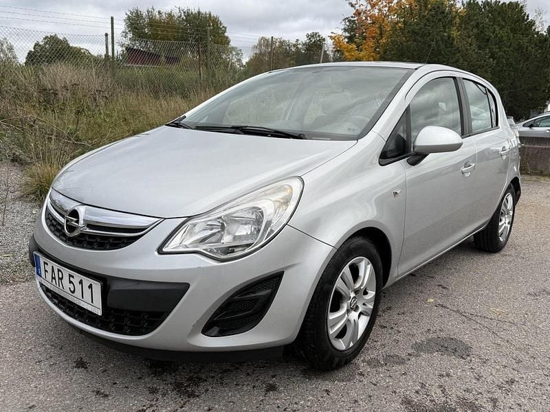 Grå Begagnad 2013 Opel Corsa Enjoy Halvkombi | 44 000 kr (Marknadspris) - Bild 1/4