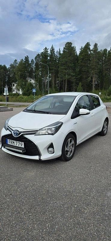Vit Begagnad 2015 Toyota Yaris Hybrid Active Halvkombi | 130 000 kr (Lite dyr) - Bild 1/4
