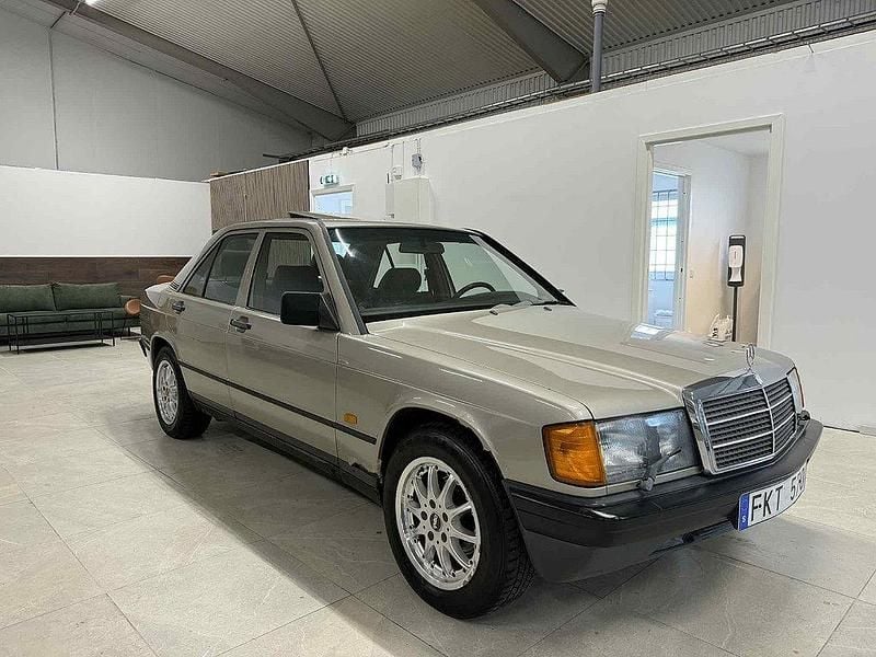 Grå Begagnad 1988 Mercedes 190 Sedan | 29 900 kr - Bild 1/4