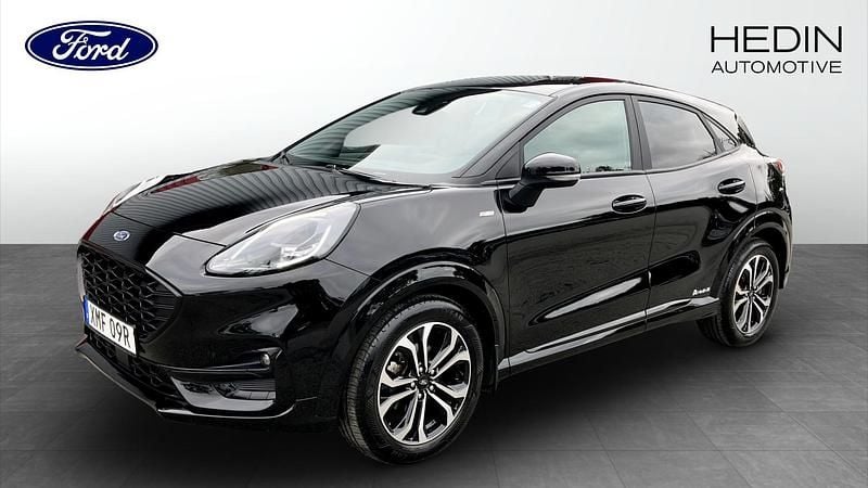 Svart (black) Begagnad 2022 Ford Puma Gen-E ST-Line Halvkombi | 219 000 kr (Marknadspris) - Bild 1/4