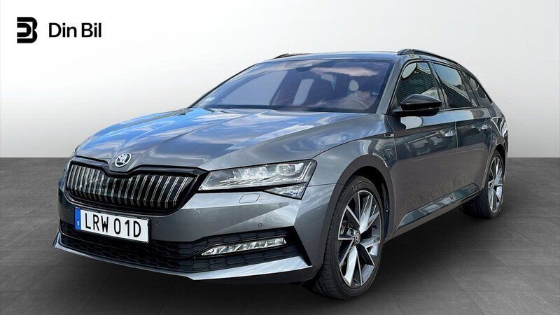 Grå (graphite grey metallic) Begagnad 2023 Skoda Superb SportLine Kombi | 499 900 kr - Bild 1/4