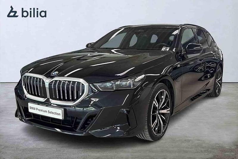 Svart Begagnad 2025 BMW 530e Kombi | 689 900 kr - Bild 1/1