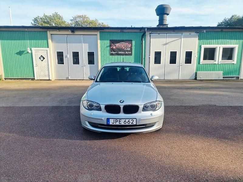 Ljusgrå (grå) Begagnad 2009 BMW 120 Advantage Halvkombi | 57 000 kr (Bra pris) - Bild 1/4