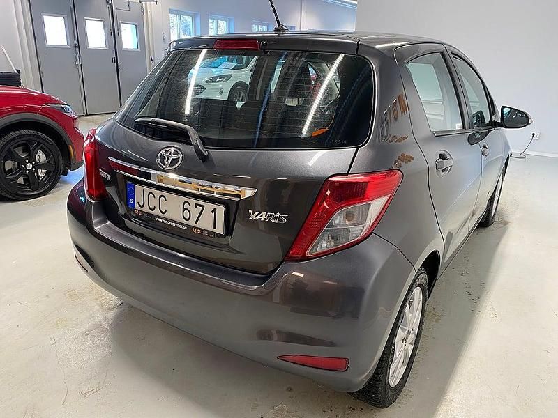 Begagnad Toyota Yaris Multidrive S 99 HK (72 kW) 2012 Grå Halvkombi