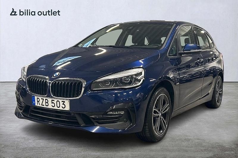 Blå Begagnad 2018 BMW 220 Active Tourer Sport Line Minibuss | 189 900 kr (Lite dyr) - Bild 1/3