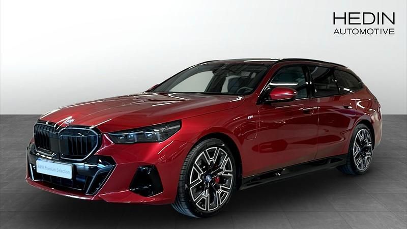 Röd (red) Begagnad 2025 BMW 530e M Sport Kombi | 718 700 kr (Marknadspris) - Bild 1/4