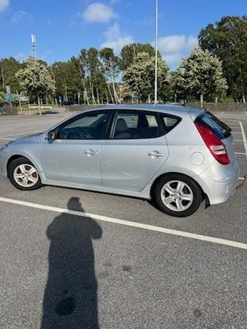 Silver Begagnad 2012 Hyundai i30 Halvkombi | 36 000 kr (Dyr) - Bild 1/4