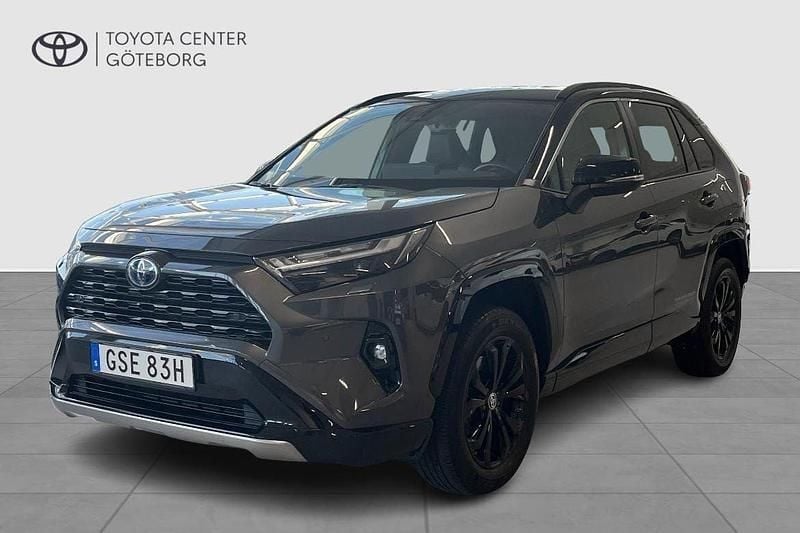 Grå Begagnad 2023 Toyota RAV4 Hybrid Style SUV | 424 900 kr (Marknadspris) - Bild 1/4