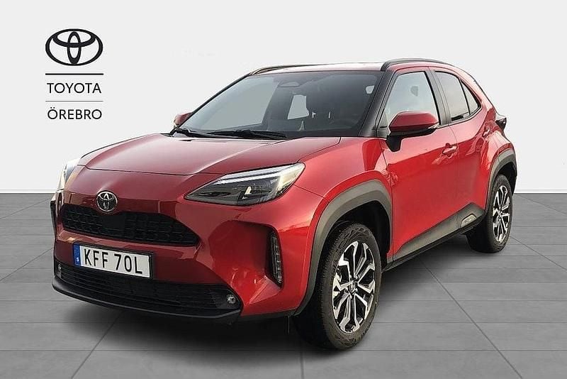 Röd Begagnad 2025 Toyota Yaris Cross Active SUV | 309 900 kr (Marknadspris) - Bild 1/4