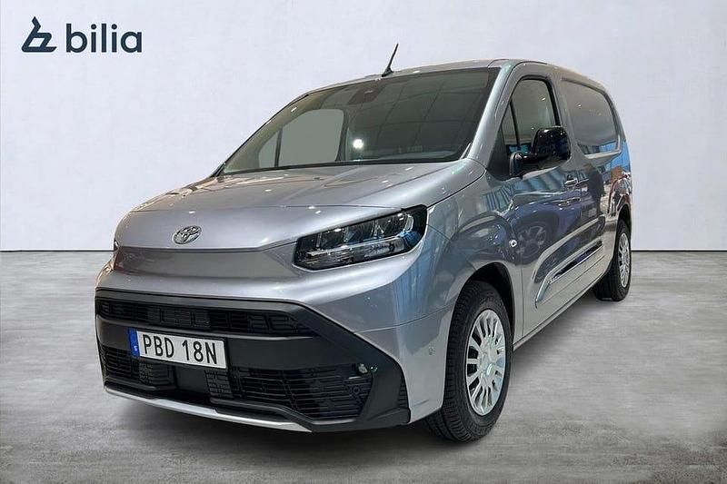 Silver Begagnad 2024 Toyota Proace City City Minibuss | 369 900 kr (Marknadspris) - Bild 1/3