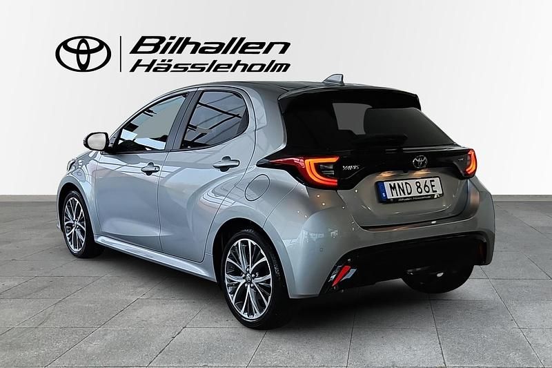 Begagnad Toyota Yaris Hybrid Style 132 HK (97 kW) 2024 Silver Halvkombi