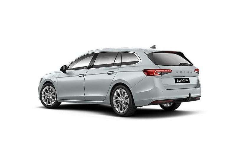 Silver Ny 2025 Skoda Superb Selection Kombi | 469 900 kr (Marknadspris) - Bild 1/4