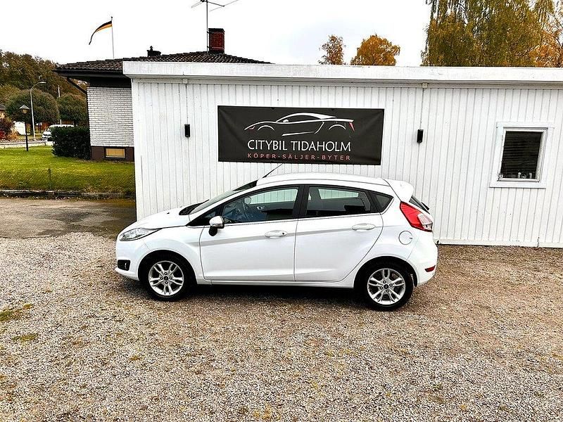 Vit Begagnad 2016 Ford Fiesta Titanium Halvkombi | 109 900 kr (Marknadspris) - Bild 1/4