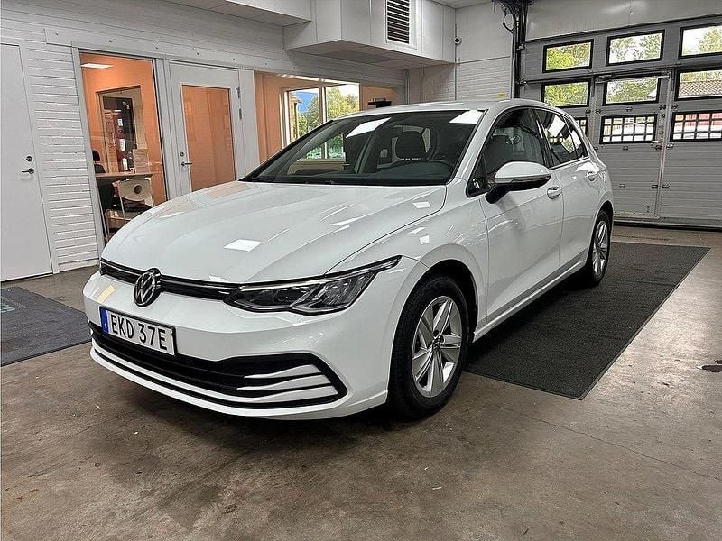 Vit Begagnad 2022 VW Golf VIII Halvkombi | 217 900 kr (Marknadspris) - Bild 1/4