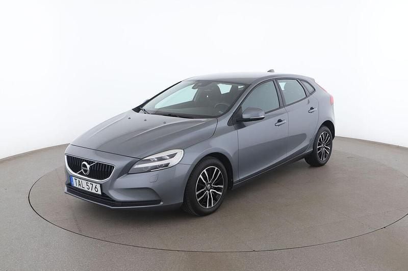 Grå Begagnad 2018 Volvo V40 Momentum Kombi | 180 000 kr (Marknadspris) - Bild 1/3
