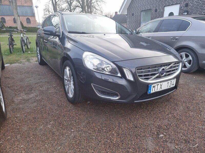 Grå Begagnad 2013 Volvo V60 Momentum Kombi | 129 000 kr (Marknadspris) - Bild 1/4