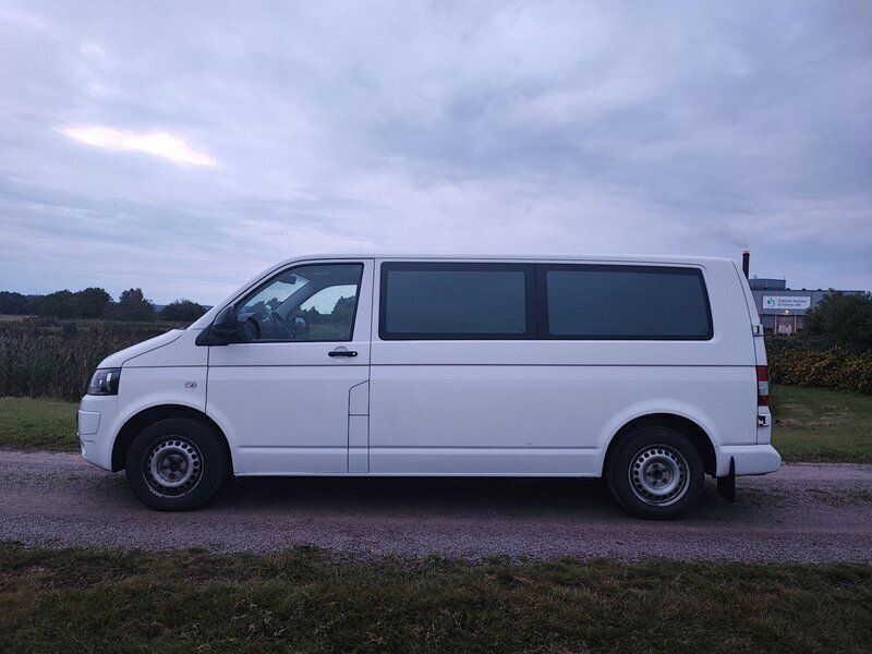 Vit Begagnad 2013 VW Caravelle Minibuss | 153 900 kr - Bild 1/4