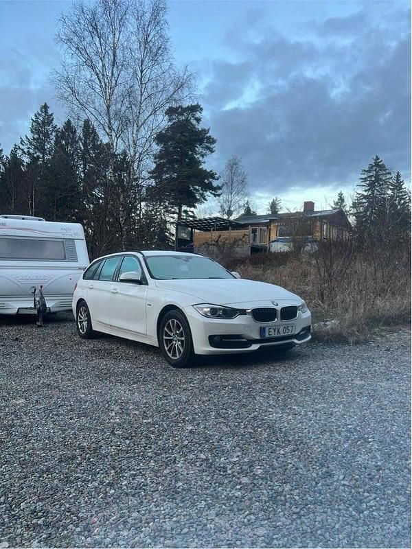 Begagnad 2015 BMW 320 Sport Line Kombi | 149 000 kr (Marknadspris) - Bild 1/4