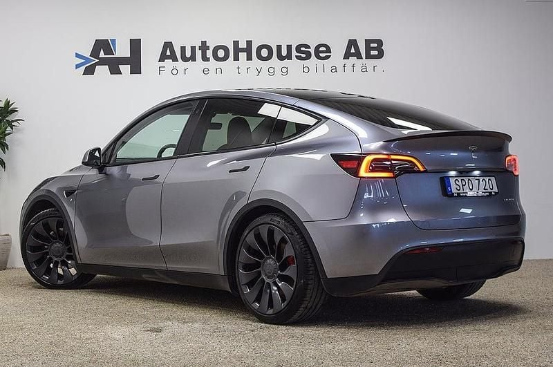 Begagnad Tesla Model Y Performance 392 kW (534 HK) 2023 Grå SUV