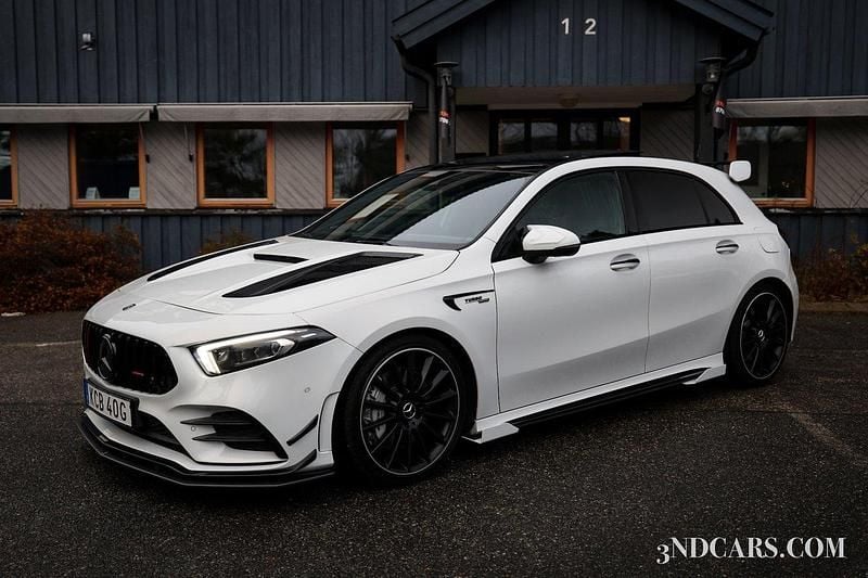 Vit Begagnad 2019 Mercedes A35 AMG AMG Halvkombi | 369 900 kr (Marknadspris) - Bild 1/4