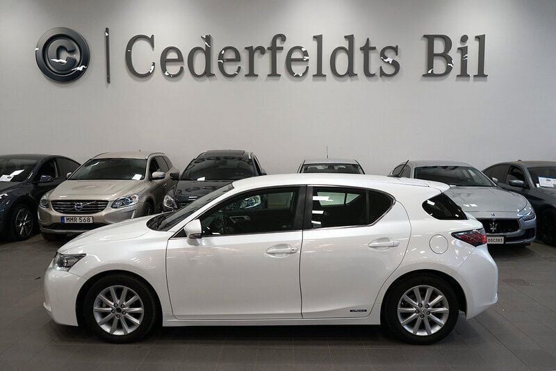 Vit Begagnad 2012 Lexus CT200h Executive Line Halvkombi | 139 900 kr (Marknadspris) - Bild 1/3