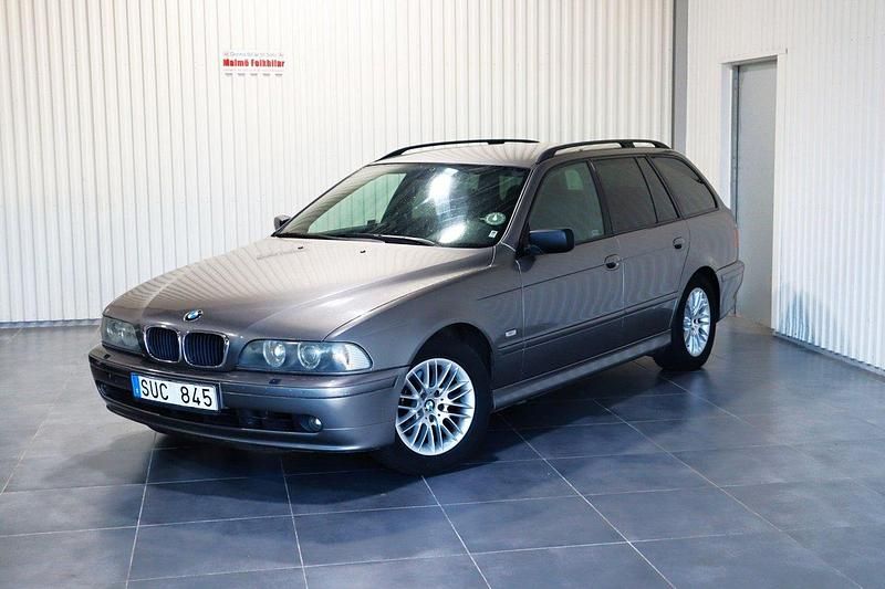 Grå Begagnad 2001 BMW 525 Kombi | 45 900 kr (Lite dyr) - Bild 1/4