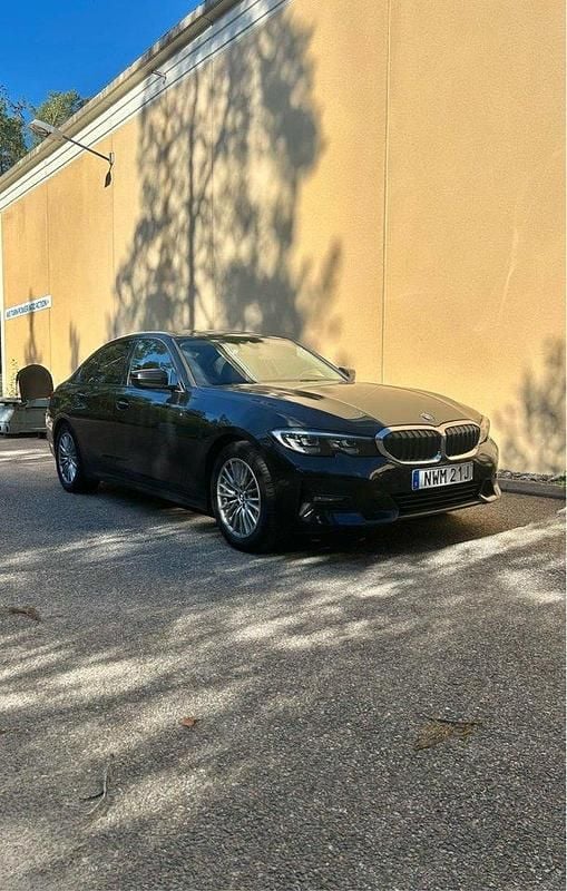 Svart Begagnad 2019 BMW 320 Sport Line Sedan | 249 990 kr (Marknadspris) - Bild 1/4