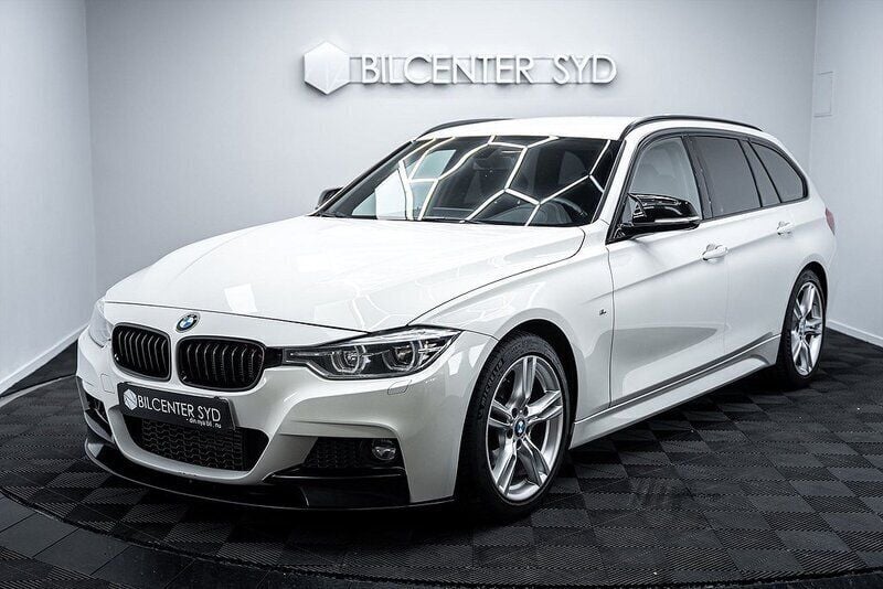 Vit Begagnad 2017 BMW 318 M Sport Kombi | 189 900 kr (Dyr) - Bild 1/4