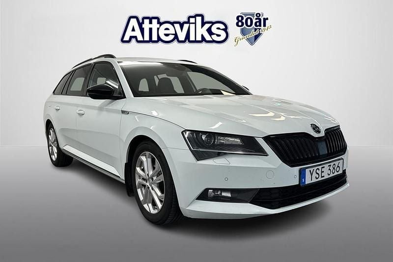 Vit Begagnad 2017 Skoda Superb SportLine Kombi | 199 900 kr (Lite dyr) - Bild 1/4
