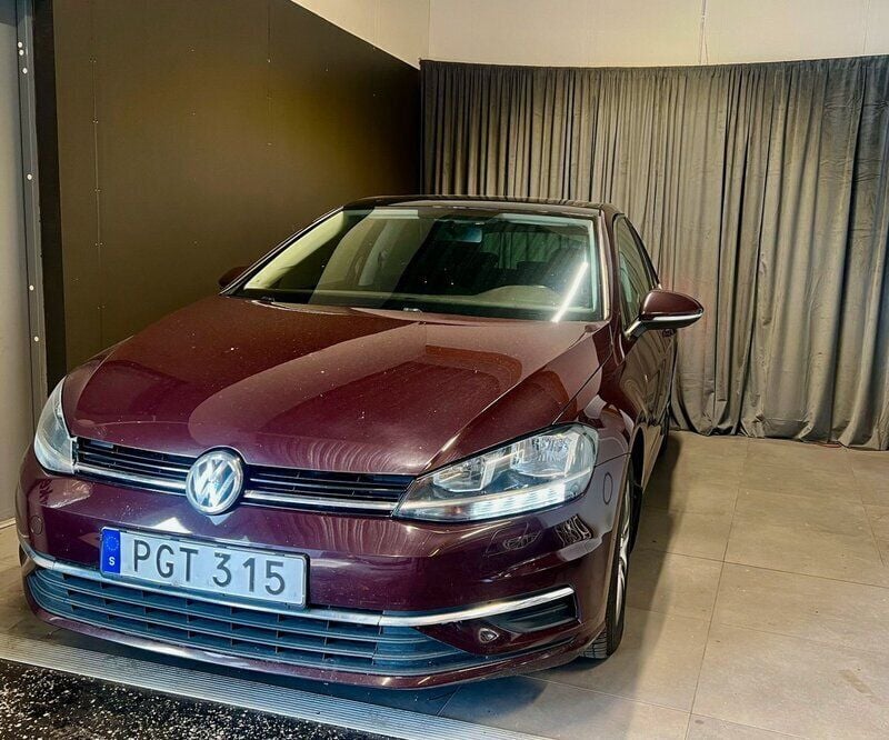 Mörkröd (röd) Begagnad 2017 VW Golf VII Halvkombi | 128 000 kr (Bra pris) - Bild 1/4