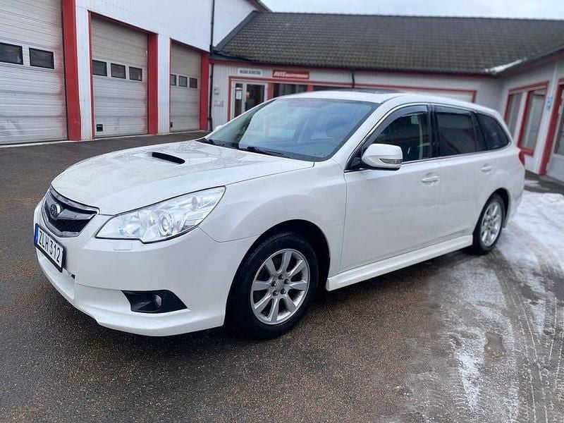 Begagnad Subaru Legacy 151 HK (111 kW) 2010 Vit Kombi