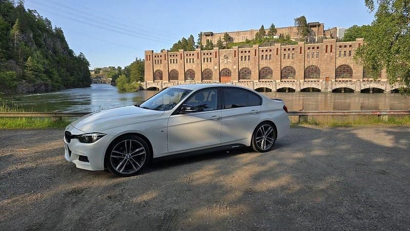 Vit Begagnad 2018 BMW 320 Sedan | 225 000 kr (Lite dyr) - Bild 1/4